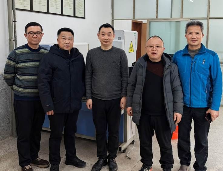 一群人站在一起 AI 生成的内容可能不正确。